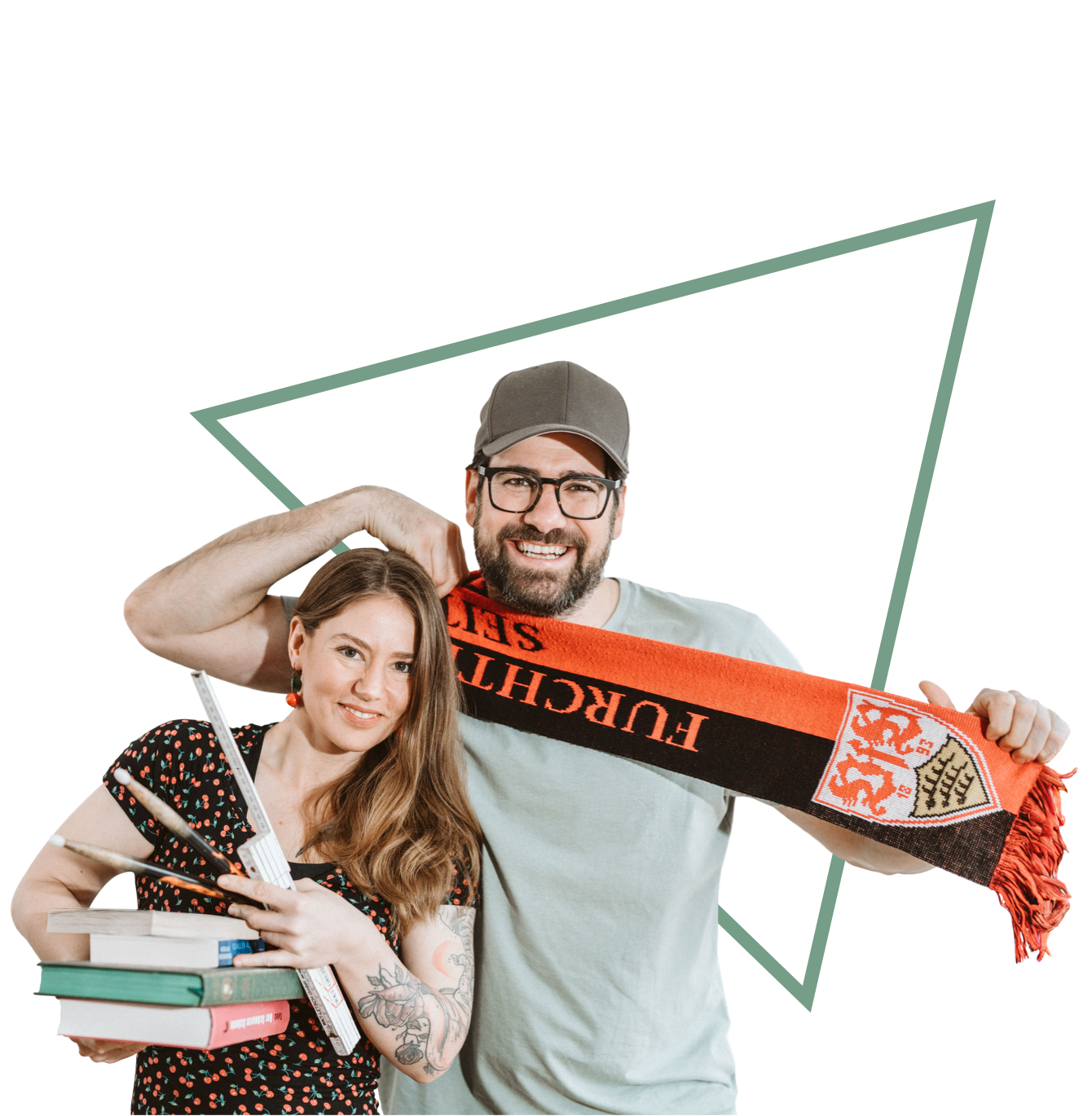 Zwei Personen mit Fanschal und Büchern in der Hand