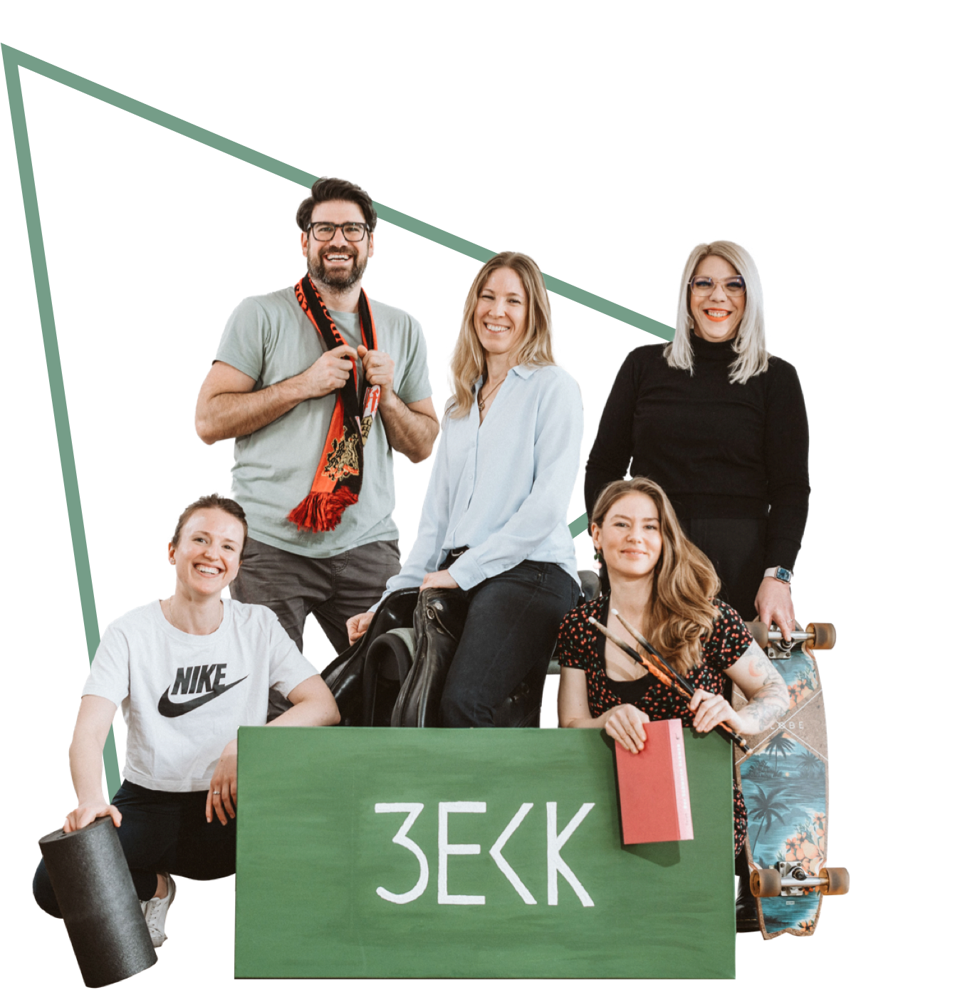 Gruppe an Personen posiert zusammen mit verschiedenen Gegenständen